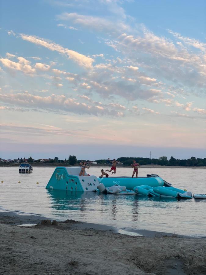 Luxus Cube Ferienhaus Chalet Am See Mit Schwimmbad In Lathum Nl المظهر الخارجي الصورة